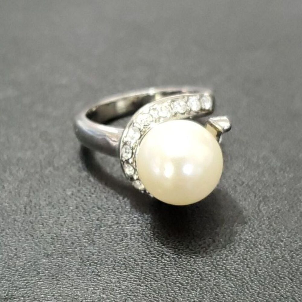 Silver tone faux pearl ring Size 7.5